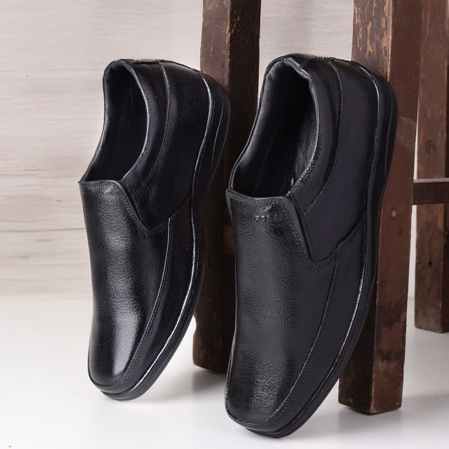 Stylish black leather formal shoes perfect for business or official events. Sleek design and high-quality finish. — ALOK DAS, Pexels