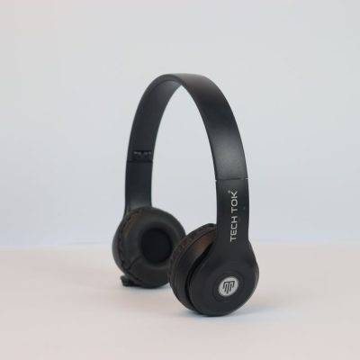 Sleek black wireless headphones featuring Bluetooth technology and modern design. — mango life, Pexels