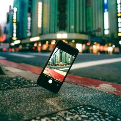 Creative cityscape view through a smartphone screen on a vibrant urban street. — Traveler stories photos  旅人故事相片集, Pexels